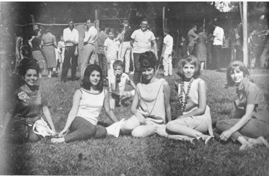 Figura 10 - Moças no churrasco oferecido às participantes do concurso em 1964  Fonte: Casa de Cultura Memorial do Milho 