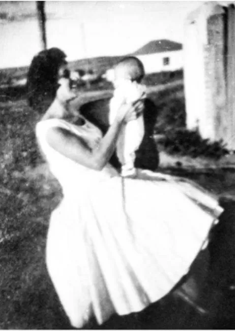 Figura 13 - Cecília com filho no colo  Fonte: arquivo pessoal 