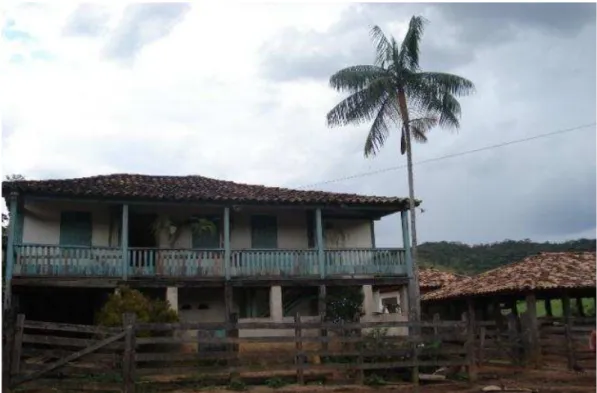 Figura 3  – Fazenda centenária na microrregião do Serro com o curral à frente da casa  Fonte: Autora (2014) 