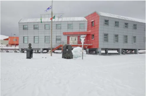 Figura 1: Estação de pesquisa sul coreana, King Sejong, localizada na Península Barton, Antártica  Marítima