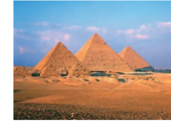 Figura 1.8: Triângulo pitagórico em uma Pirâmide e as Pirâmides do Egito