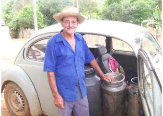 Figura 9: Produtor de leite familiar entregando leite no   Tanque Comunitário do Distrito de Abaíba
