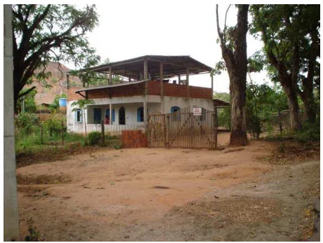 Figura 2-  Casa de uma das famílias assentadas. A foto a realidade da maioria das casas do  assentamento, amplas e construídas de alvenaria