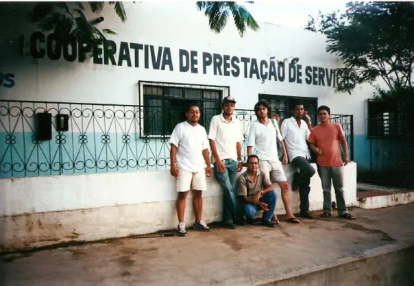 Figura 2: Imagem da fachada da Copserviços e de seis técnicos da instituição, no ano de 2004