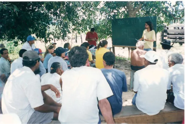 Figura 6: Reunião entre agricultores e técnicos da Copserviços para discutir manejo ambiental em um projeto de  assentamento, em 2002