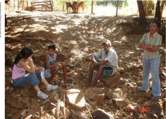 FIGURA 2 –   Entrevista com assentado de 18 anos, com a presença da informante  principal, realizada em uma parcela do Assentamento Poções, em agosto de  2007