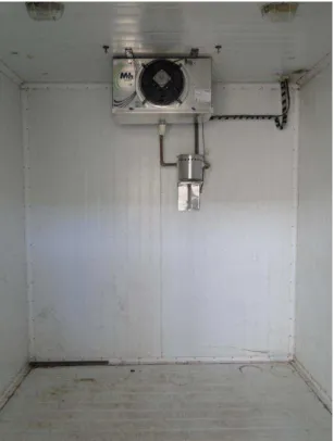 FIGURA 1  –  Interior da câmara climática  utilizada  para  controle da temperatura e da  umidade relativa do ar 