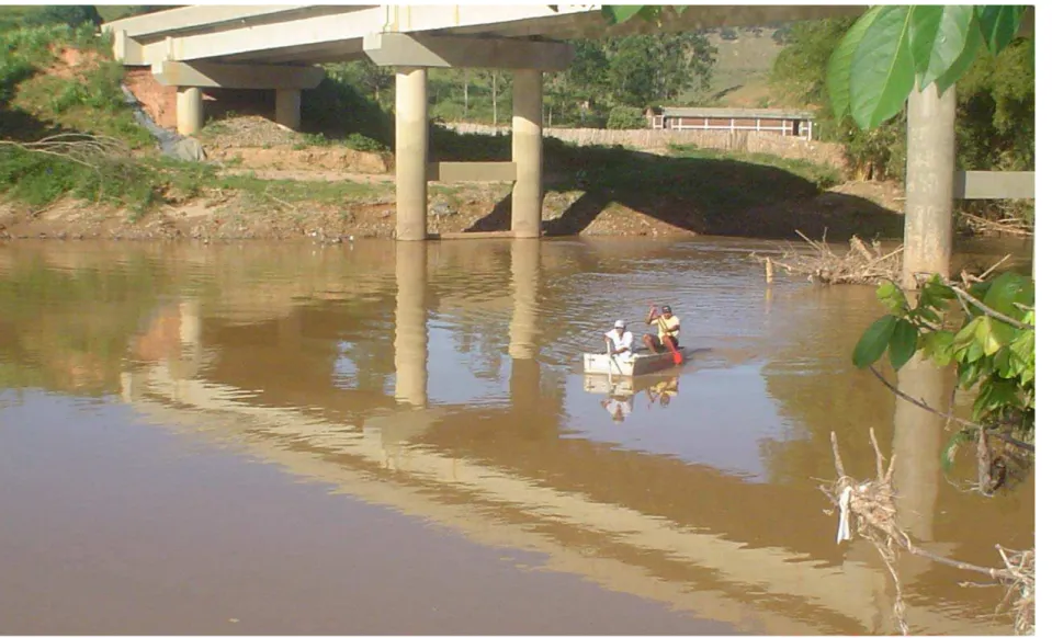 Figura 9. Coleta de amostra de água no Rio Pomba, a jusante da cidade de Cataguases 