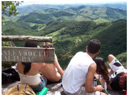 Figura 10 – Visitantes contemplando a paisagem no Ibitipoca.  5.1.2. Atividades no Parque Estadual Serra do Brigadeiro 