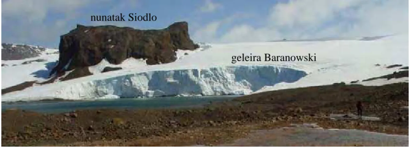 Figura 2.5 – Falésia do lóbo norte da geleira Baranowski, e o nunatak Siodlo com seu  topo tabuliforme (Foto: U.F