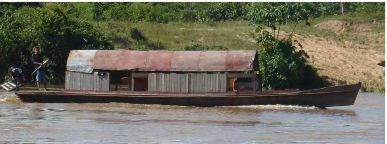 Figura 6 – Embarcação (batelão) utilizada para transporte de mercadorias e de  moradores na bacia hidrográfica do Riozinho do Rôla