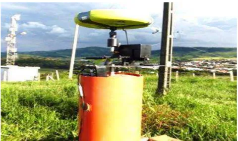 Figura 10: Antena GPS sobre o Oscilador Eletromecânico e Pilar do IBGE no 