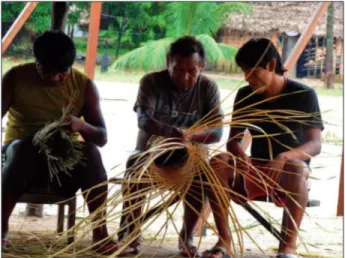 figura 4. Pedrinho ensinando o ofício da cestaria aos jovens durante  a oficina do projeto “Me à yry Las Casas” (ti Las Casas, Pará)