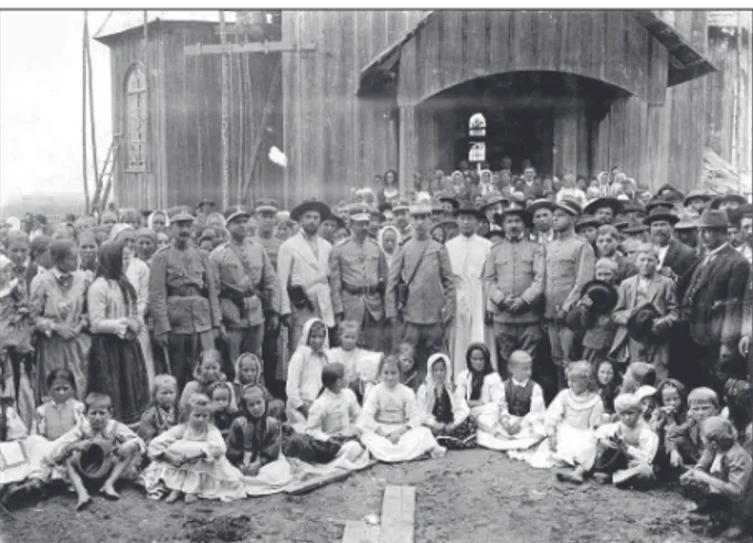 Figura 7. Manifestação de agradecimento dos colonos rutenos,  imigrantes da colônia eslava de Iracema e aterrorizados pelos fanáticos,  ao General Setembrino de Carvalho, líder das tropas governamentais,  após a rendição do grupo de Antônio Tavares