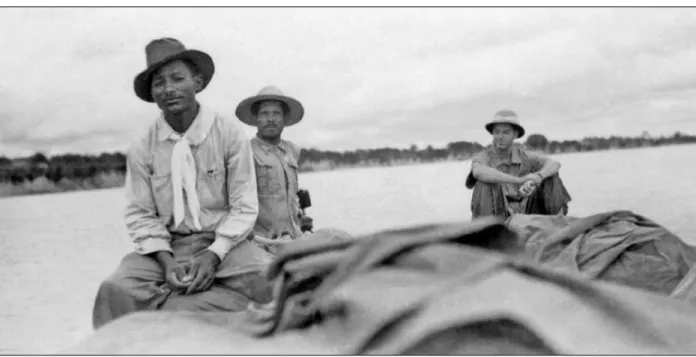 Figura 2. No rio Araguaia, viajando para os Tapirapé em 1939. Charles Wagley à direita e Valentim Gomes à esquerda