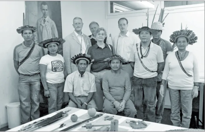 Figura 12. Família Snethlage com índios do vale do rio Guaporé na reserva técnica do Museu Etnográfico de Berlim, durante a visita  para conhecer a coleção de Emil-Heinrich Snethlage, em 2009