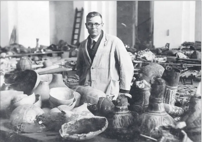 Figura 1. Dr. Emil-Heinrich Snethlage nos anos 1930, na reserva técnica do Museu Etnográfico de Berlim, com objetos da cultura material  de povos indígenas do vale do rio Guaporé, colecionados por ele entre 1933 e 1934