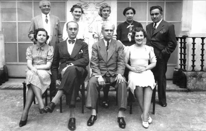 Figura 1. Turma de 1937. Local: Pátio dos Canhões do Museu Histórico Nacional. Da esquerda para a direita, sentados: Regina Liberalli  (formanda), Dr