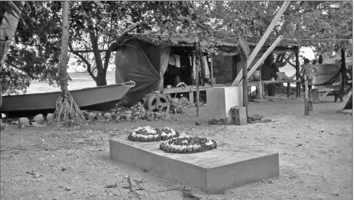 Figura 10. Campa do tio no quintal, junto à lagoa de Funafuti e da fale da família. Foto: Madaleno, 2010.