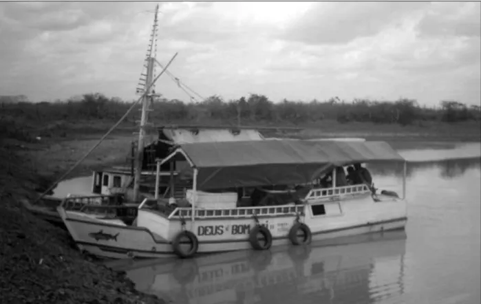Figura 7. Principal meio de transporte de pescado da ilha de Marajó para o mercado do Ver-o-Peso: ‘geleira’ atracada na barragem  entre  o rio e o lago Arari