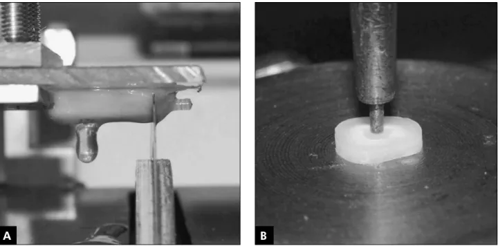 Figure 1 - A: sectioning of the roots with the fiber posts luted into the canals; B: sectioned specimen positioned in the mechani- mechani-cal testing machine for the push-out test.