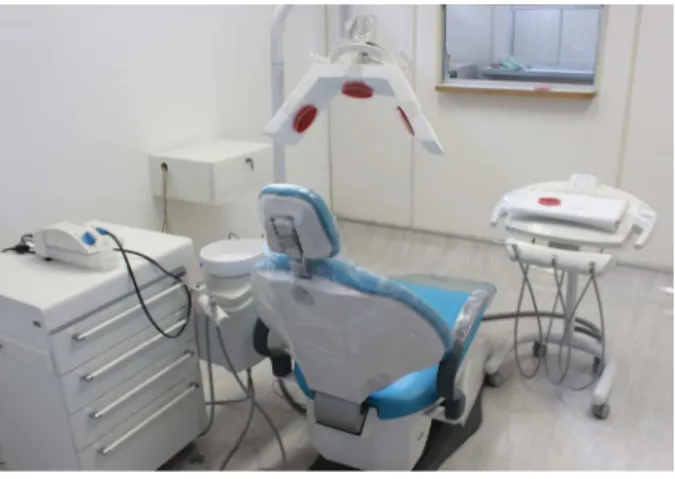 Figure 1. Microbial sampling technique used to evaluate  the presence of microorganisms in the dental office before  prophylaxis with an ultrasonic scaler.
