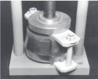 Figure 1. Flask pressed between the metallic plaques of the RS tension system.