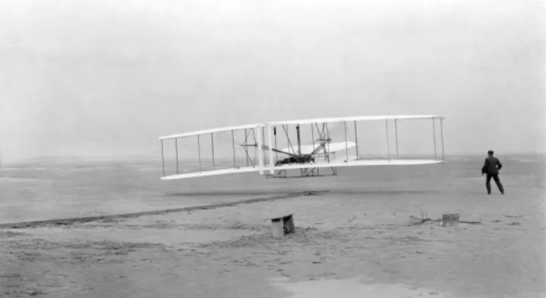 Figura 1. Primeiro voo controlado com sucesso, de uma máquina mais pesada que o ar 