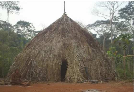 Figura II:- Maloca localizada na entrada da aldeia 