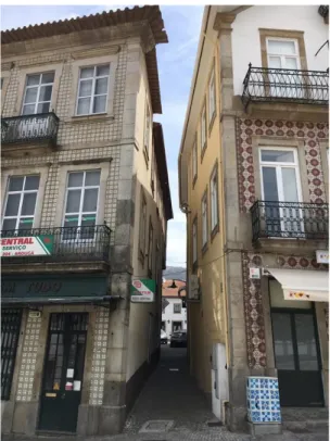 Figura 4.2 – Exemplo de uma relação H/L elevada (rua estreita). “Rua Mourisca” localizada no centro da vila de  Arouca