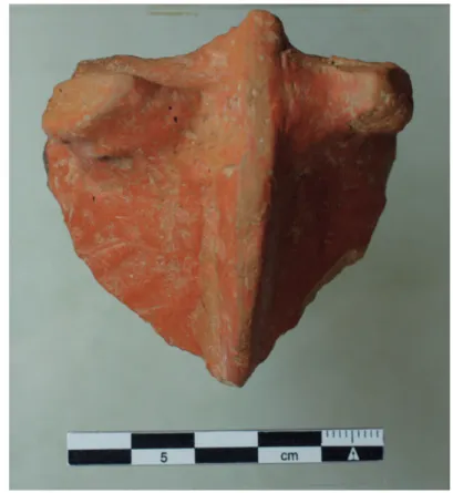 Figure 7.  Quinta  do Almaraz  (Almada) -  representação  coroplástica de  embarcação,  em cerâmica de  engobe vermelho.