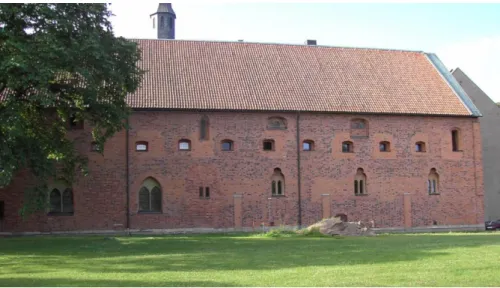 Figura 7 - Exterior do Sancta Brigitta Klostermuseum, em Vadstena (Thureson, s.d., Recuperado em  20 de setembro de 2020 em https://svenskhistoria.se/klostermuseet-riskerar-att-laggas-ner/) 