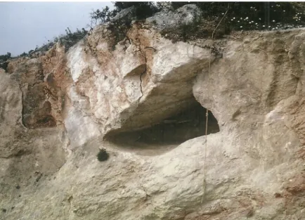 FIG. 19  Gruta da Verdelha dos Ruivos. Aspecto da gruta natural  utilizada como necrópole colectiva exclusivamente no decurso do  campaniforme (foto arquivo O
