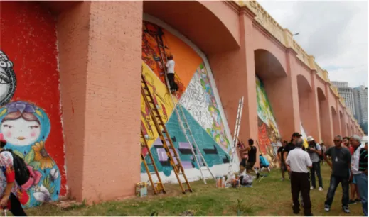 FIGURA  3 – Arcos do Bixiga sendo grafitados em fevereiro de 2015 com autorização da prefeitura Fonte: Heloisa Ballarini/SECOM Prefeitura de São Paulo.