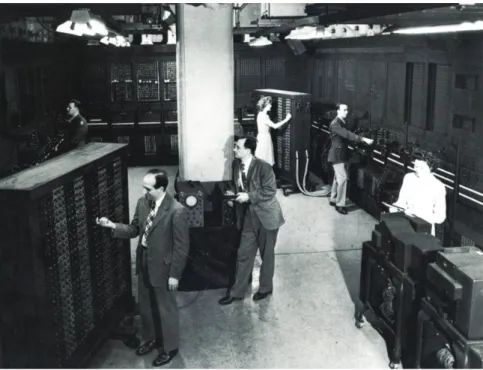 Fig. 6. ENIAC – J. Prester  Eckert em primeiro plano, e  John W. Mauchly ao centro  (SILVA 2006a).