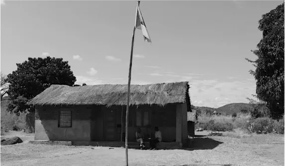 Figure 5. Residência do Mfumu Mtaya com bandeira de Moçambique hasteada num  mastro de pau – foto do autor, Cóbuè 2013