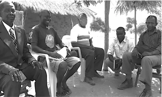 Figura  9.  Visita  do  nduna  Minofo  à  casa  do  mfumu  Mataka.  Da  esquerda  para  direita  –  nduna  Minofo  V,  Maganizo,  mfumu  Mataka,  Tambala  e  Secretário  de  Khango durante a 1ª visita do nduna Minofo  – foto do autor (2013)