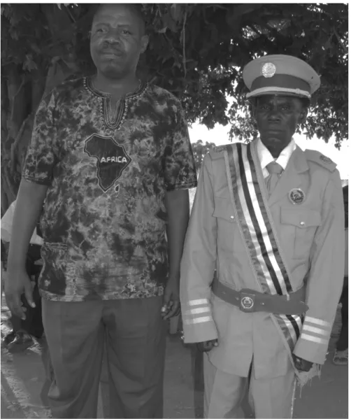 Figura  3.  Chefe  do  posto  administrativo  de  Cóbuè  (à  esquerda)  na  cerimónia  de  reconhecimento  do  secretário  na  localidade  de  Ngofi  (à  direita)  –  foto  do  autor,  Cóbuè, 07/2013
