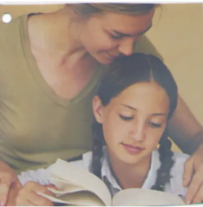 Fig. 8 – “Está a ler um livro e a mãe está a  dar um beijinho.” 