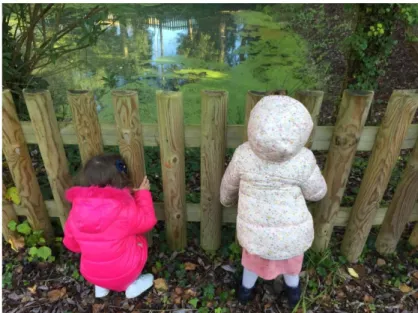 Figura 1- Crianças a observar o lago.