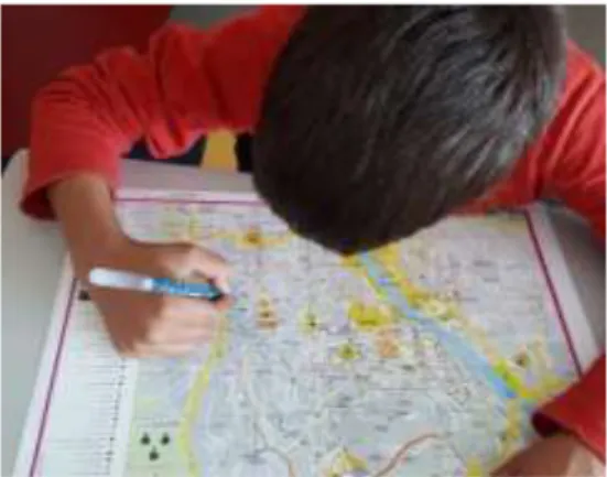 Figura  14:  Aluno  a  traçar  no  mapa  o  seu  trajeto  casa-escola 