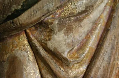 Figura 52 – Vista do anverso do manto é são  visíveis múltiplas áreas com ouro brunido