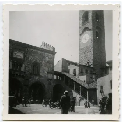 Figure 1. Virgil Bierbauer’s photograph of the Piazza Vecchia  in  Bergamo.  Virgil  Bierbauer  archive,  Hungarian  Museum  of  Architecture and Monument Protection Documentation Center  – HMA 