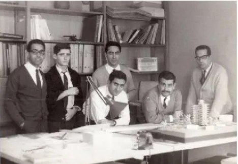 Fig. 19 JFC no seu atelier, no final dos anos 60. Victor Sousa Figueiredo (à esq.) Mário Xavier Antunes (à dir) e desenhadores