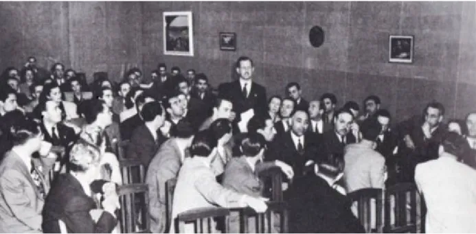 Fig. 18 JFC em uma das sessões do Congresso Nacional de Arquitectura em 1948. Atrás de Francisco Keil do Amaral (de pé, ao  centro da imagem), imediatamente à esquerda deste (Magalhães, 1989, p