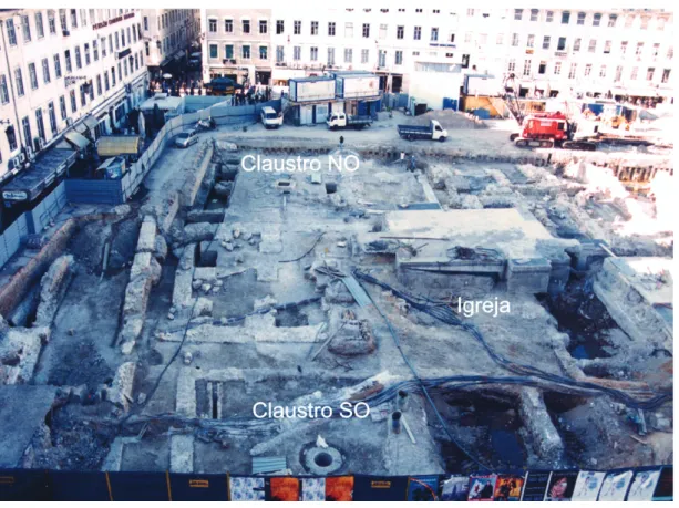 Figura 1 – Aspeto da intervenção arqueológica, com o Hospital Real. Fotografia orientada a S‑N.