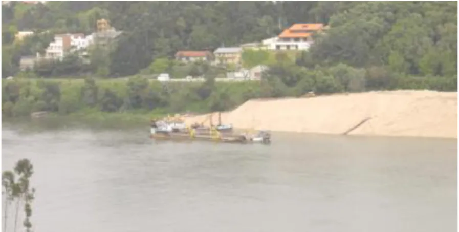 Figura 2.7. – Extracção de areias no Rio Douro a cerca de 10 km da costa (MCOTA, 2003) 