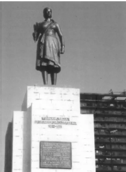 Figura 11. Estátua erigida à Rainha Njinga Mbandi, no Largo do Kinaxixi, em Luanda, em  2003
