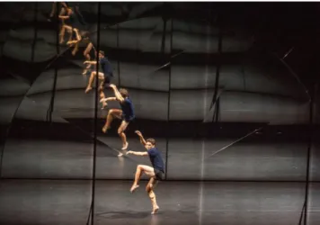 Figura 3 - Imagem da atuação de “Tree of Codes” pela Company Wayne McGregor  