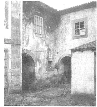 Fig.  5  -  Parte  do  convento  virada  para  nascente 